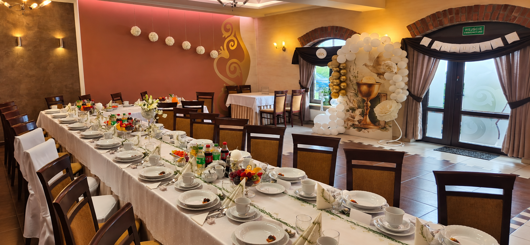 Elegancka sala przygotowana na uroczystość